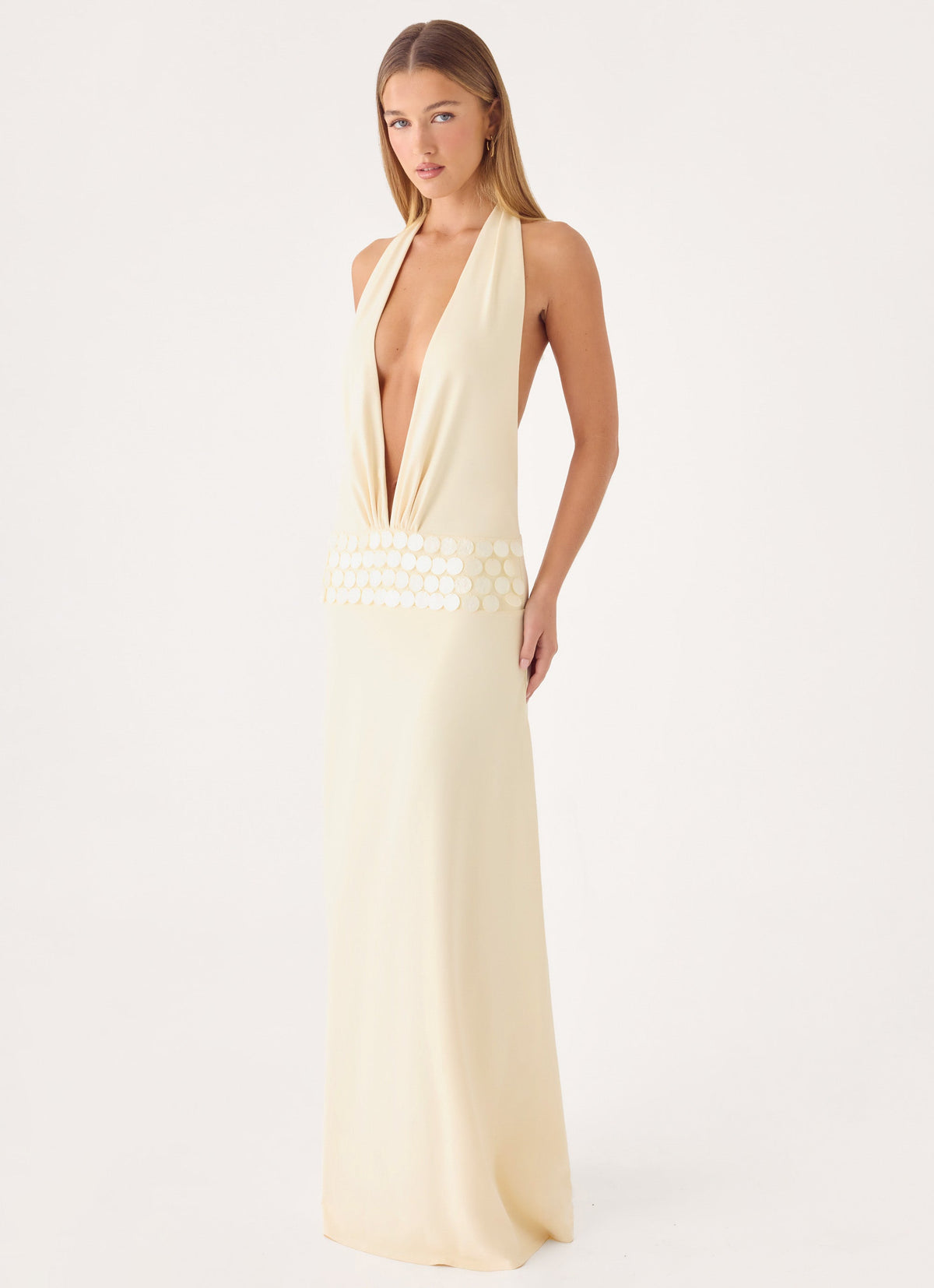 cream halter dress Aria Maxi - XS Size - Women's Dresses Drapey luxe satin sweeps across the front to create a halter wrap neck with a sultry backless moment Halter DRESS creme BAHHGOOSE