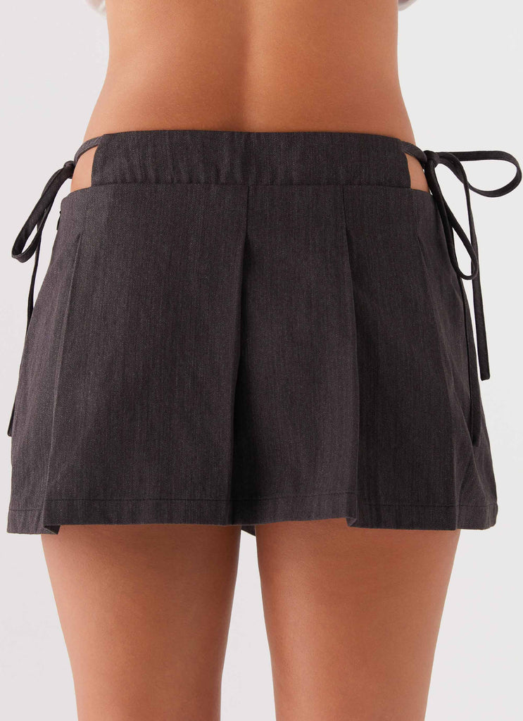 Flowy black pleated mini skirt hotsell